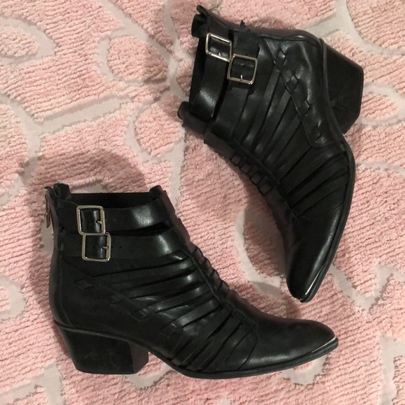 39/8 Schutz Black Leather Goth Witchy Buckle Strappy Boots Booties Magic Coven - Picture 2 of 14